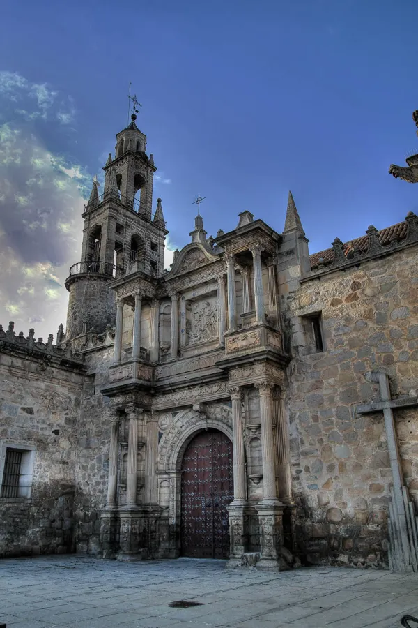 Fachada de piedra de la Catedral de la Sierra