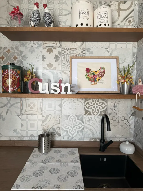 Detalle de la cocina con un cuadro y grifo negro