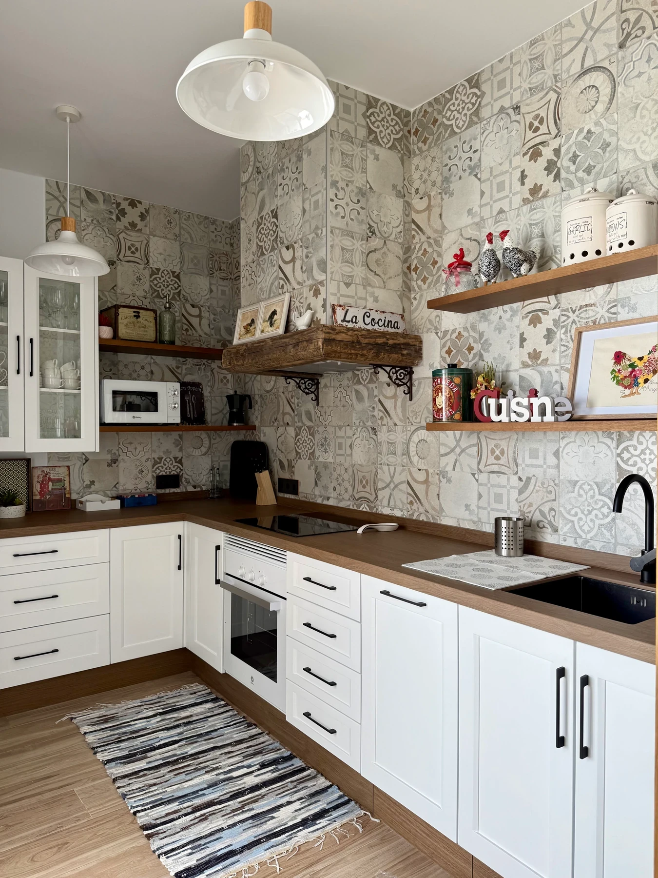 Coin cuisine avec plaque, four et poutre en bois