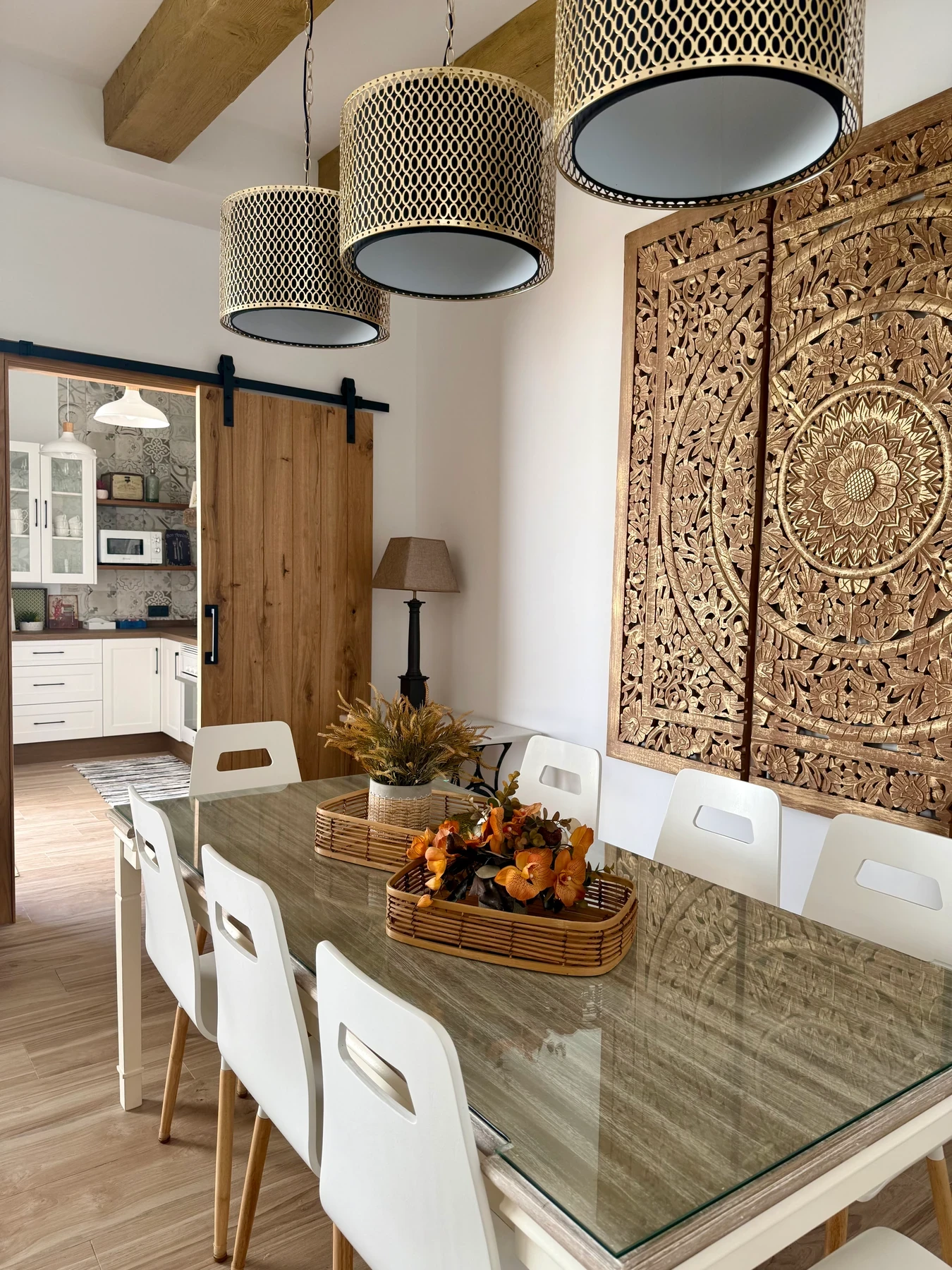 Table à manger avec suspensions et panneau en bois sculpté