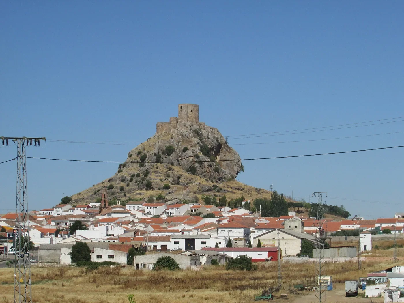 Castillo de Bélmez sobre su peña, dominando el pueblo