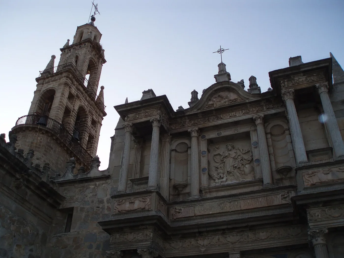 Fachada barroca y torre de la Catedral de la Sierra, vista desde un lateral