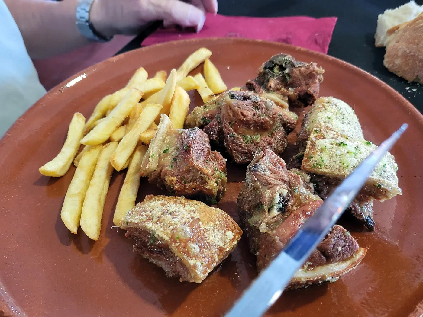 Plato de lechón frito con patatas