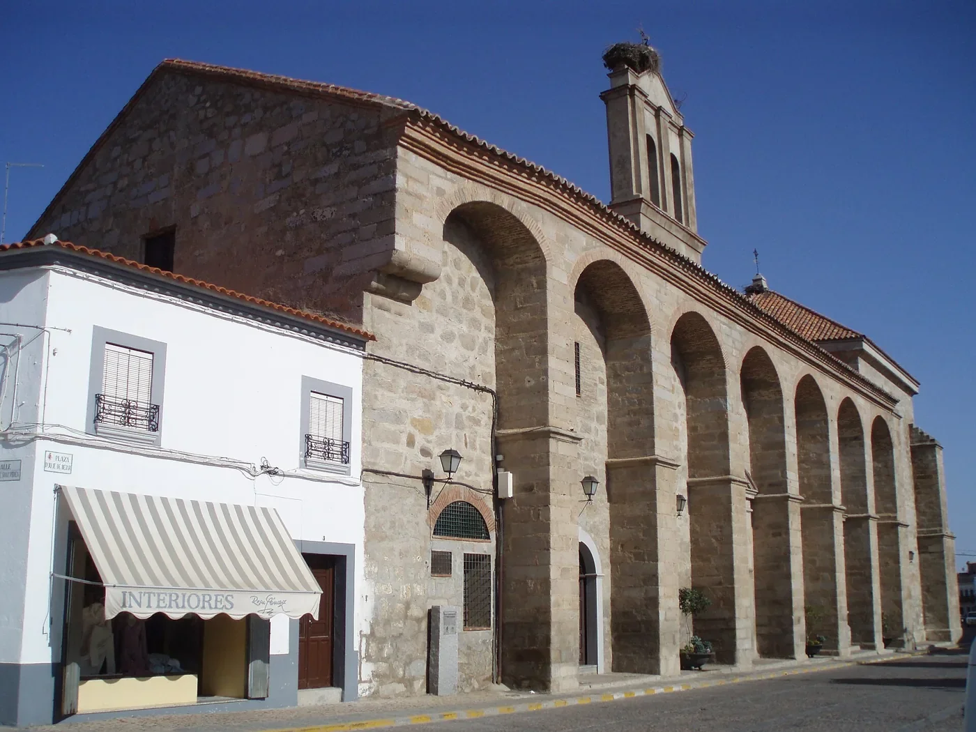 Convento de la Purísima Concepción con su gran muro de arcos de piedra