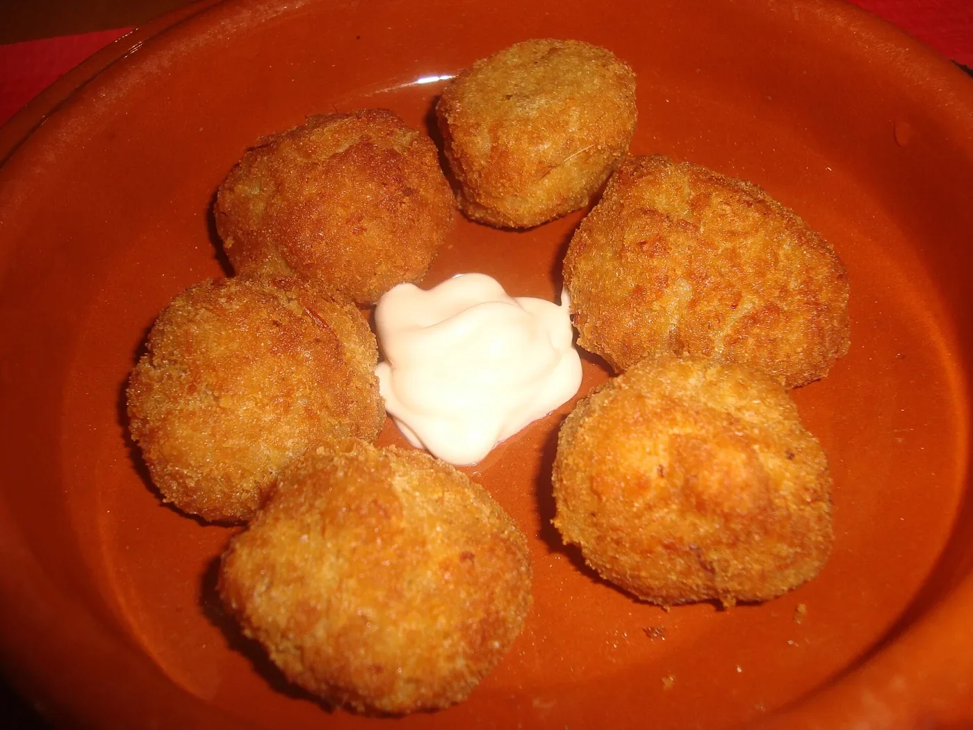 Croquetas caseras doradas con un toque de alioli