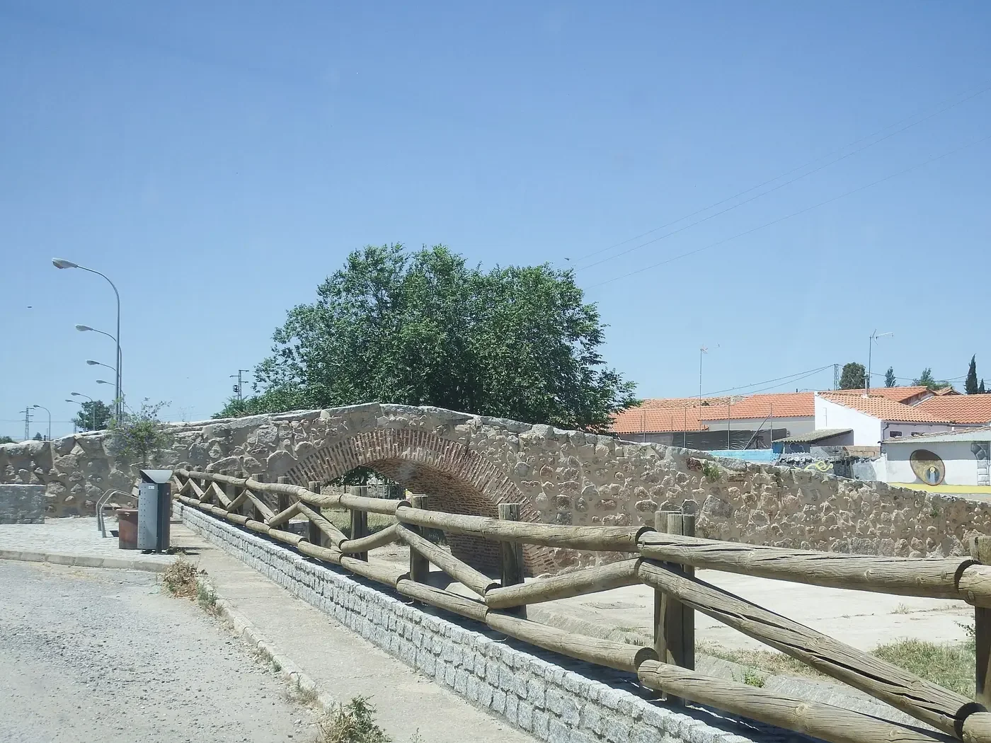 Puente de piedra con barandilla de madera en Dos Torres
