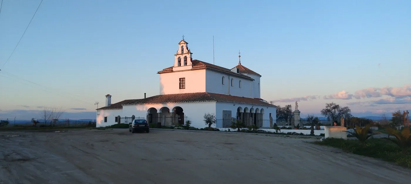 Ermita del Santo Cristo al atardecer, blanca sobre un alto