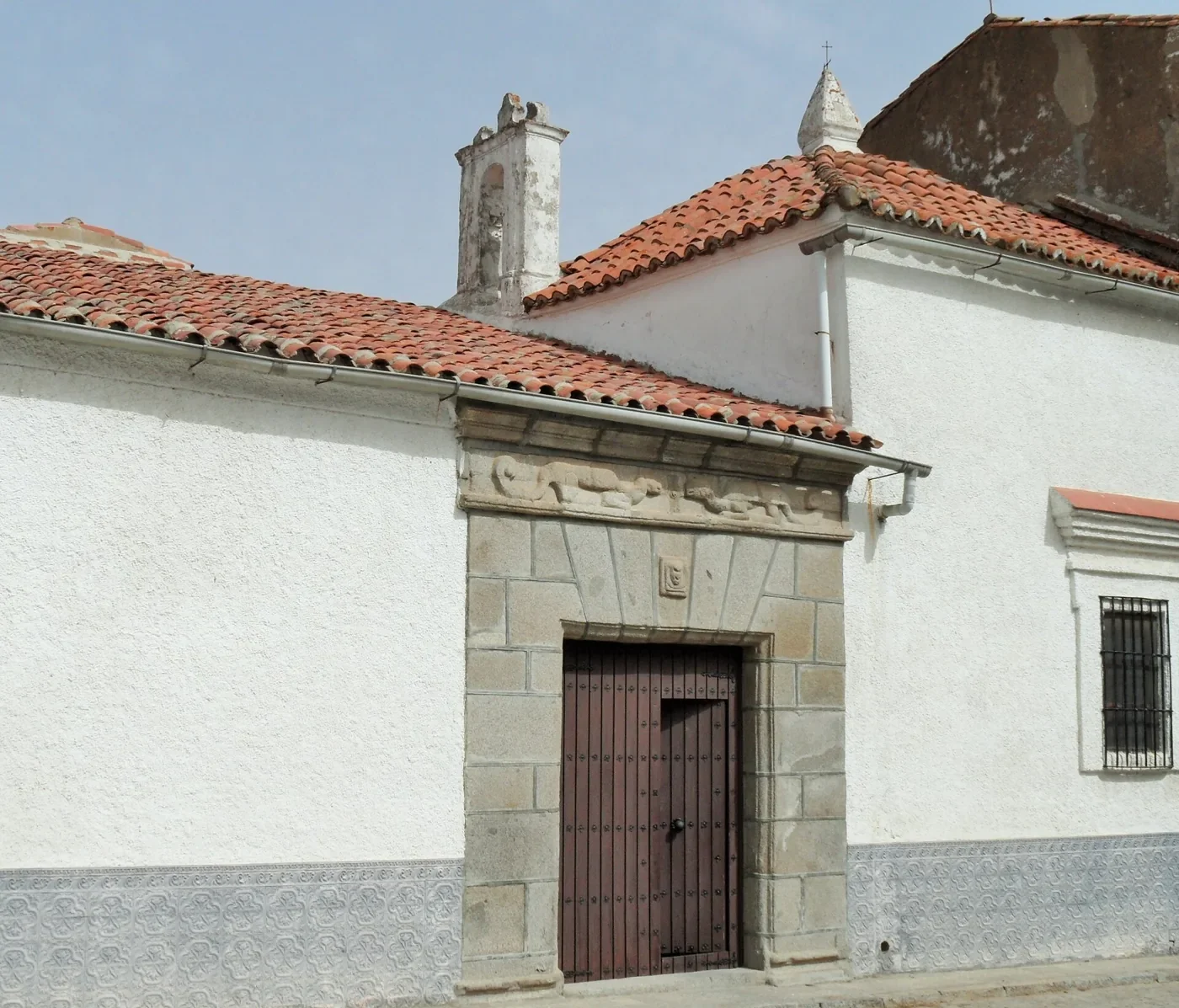 Ermita de la Virgen de Guía, blanca con portada de piedra