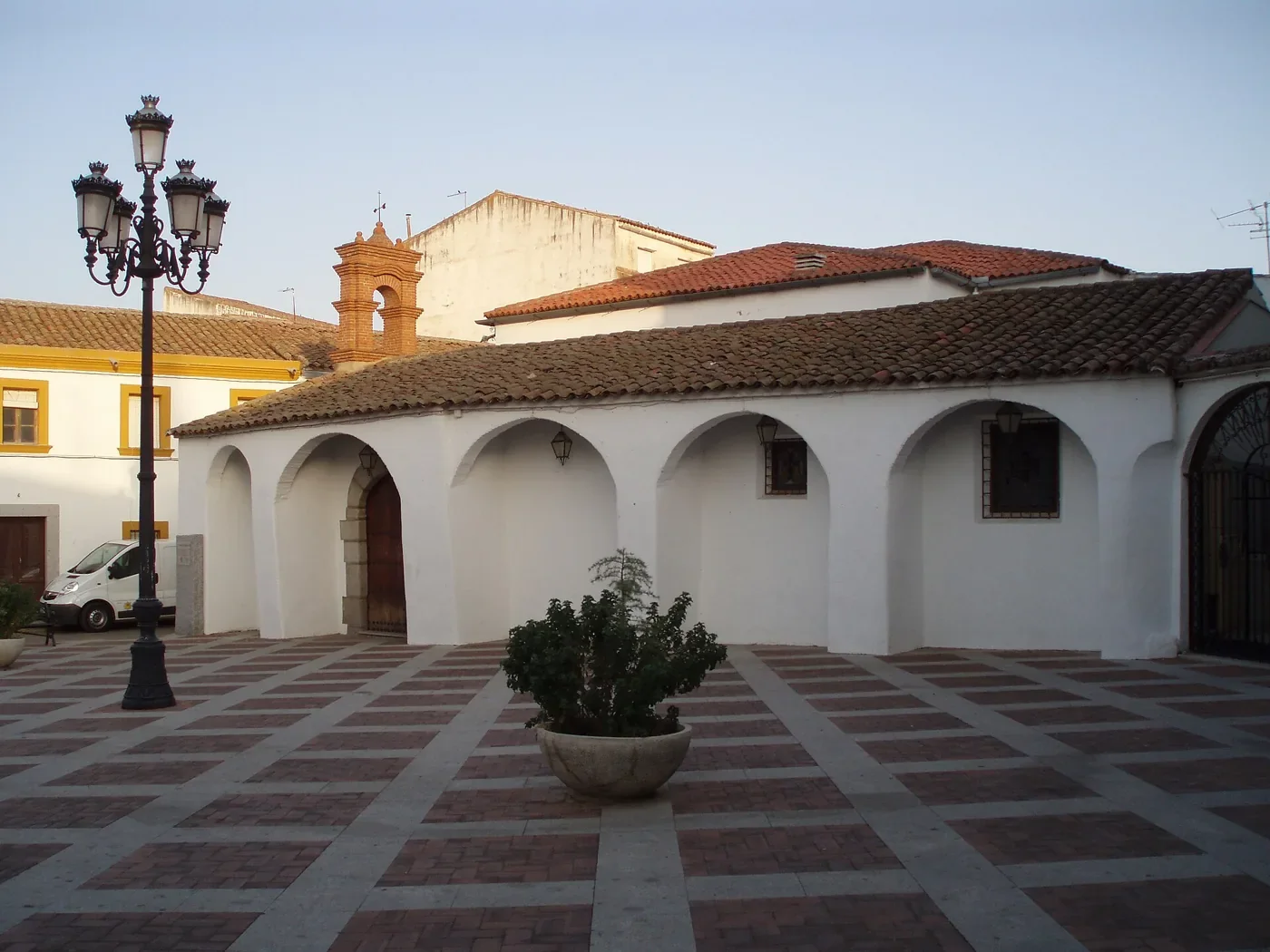Ermita de Santa Ana, blanca, con soportales y suelo de ladrillo
