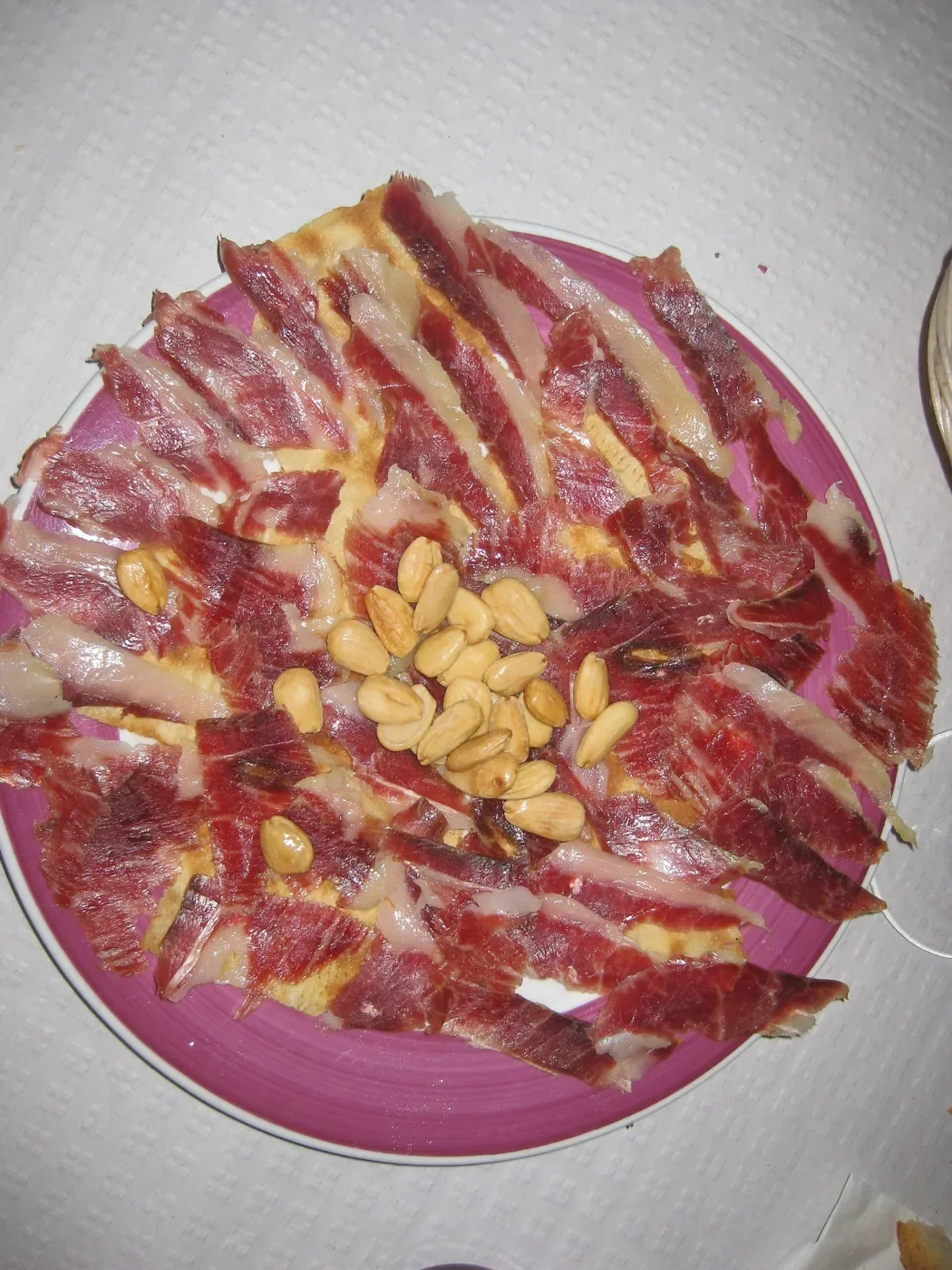Plato de jamón ibérico de bellota cortado a mano con almendras