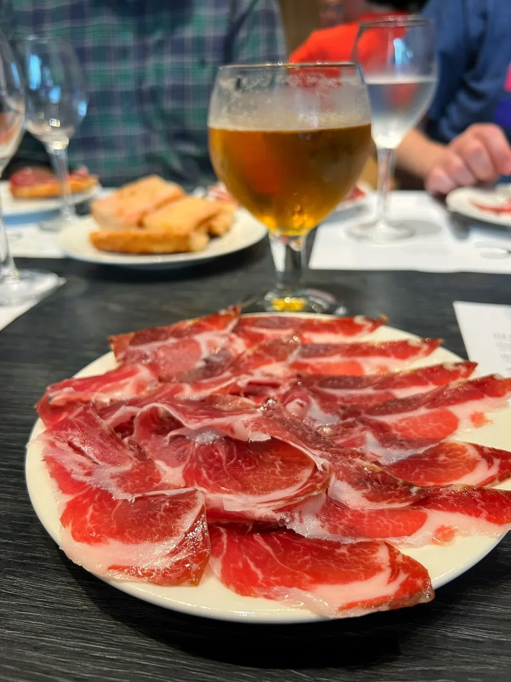 Plato de jamón ibérico con una caña de cerveza