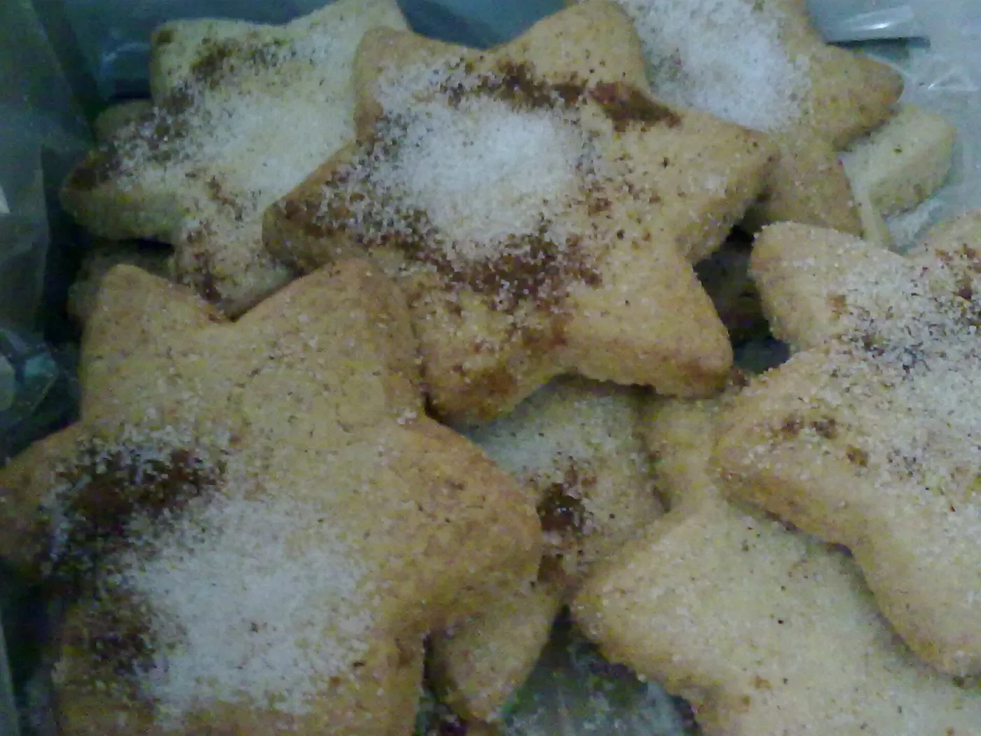 Pastas de manteca en forma de estrella con azúcar y canela