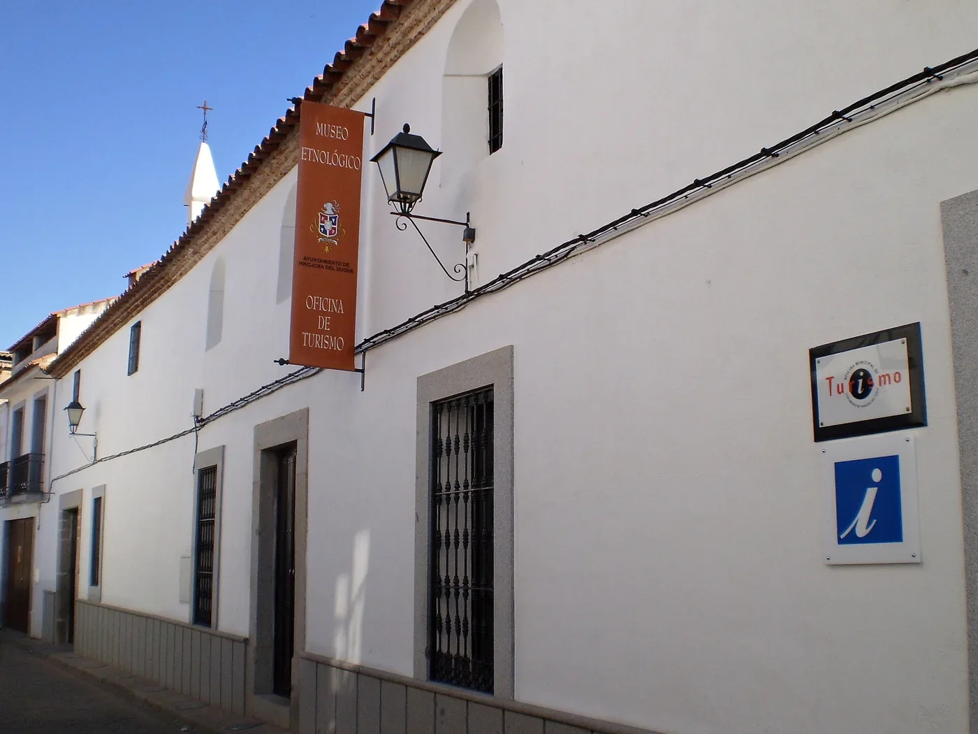 Fachada blanca del Museo Etnológico de Hinojosa del Duque