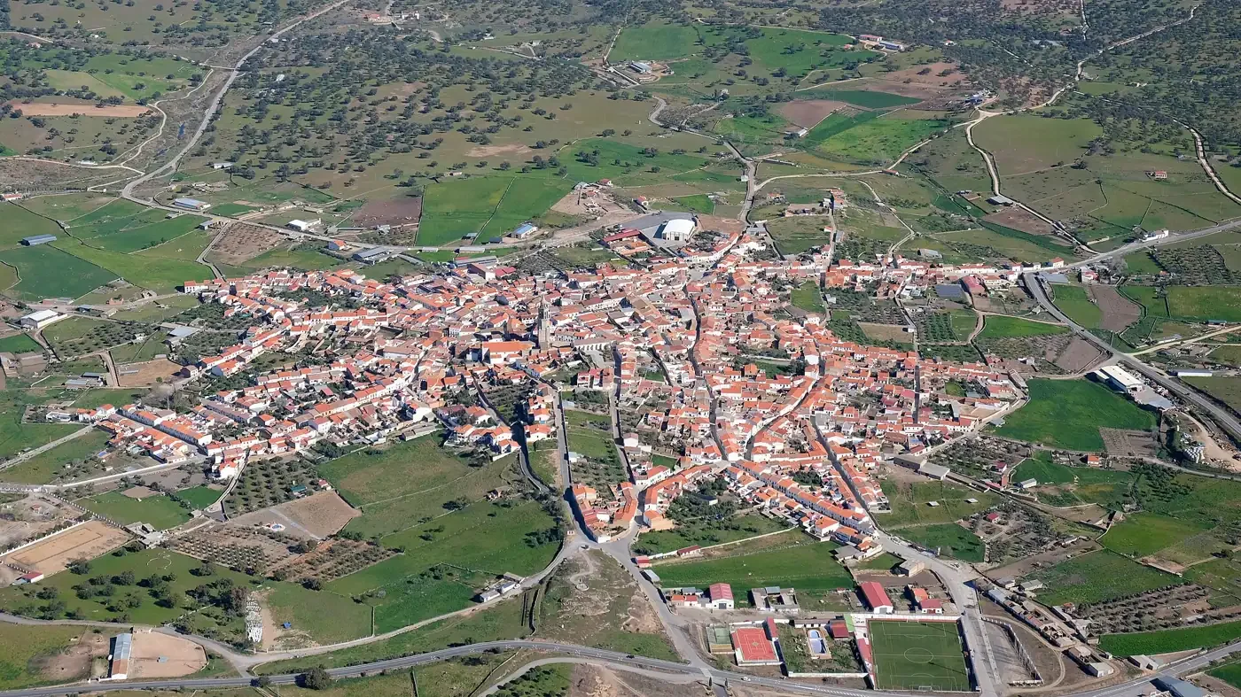Vista aérea de Pedroche rodeado de campo y dehesa