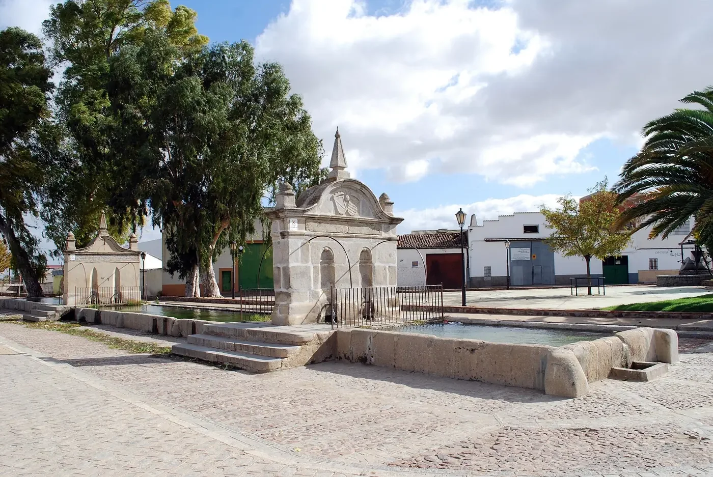 Fuente-pilar de los Llanos, renacentista, entre árboles