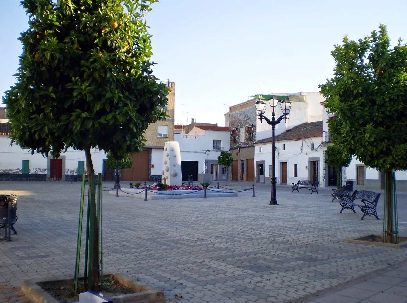 Plaza de Hinojosa del Duque con naranjos y farolas