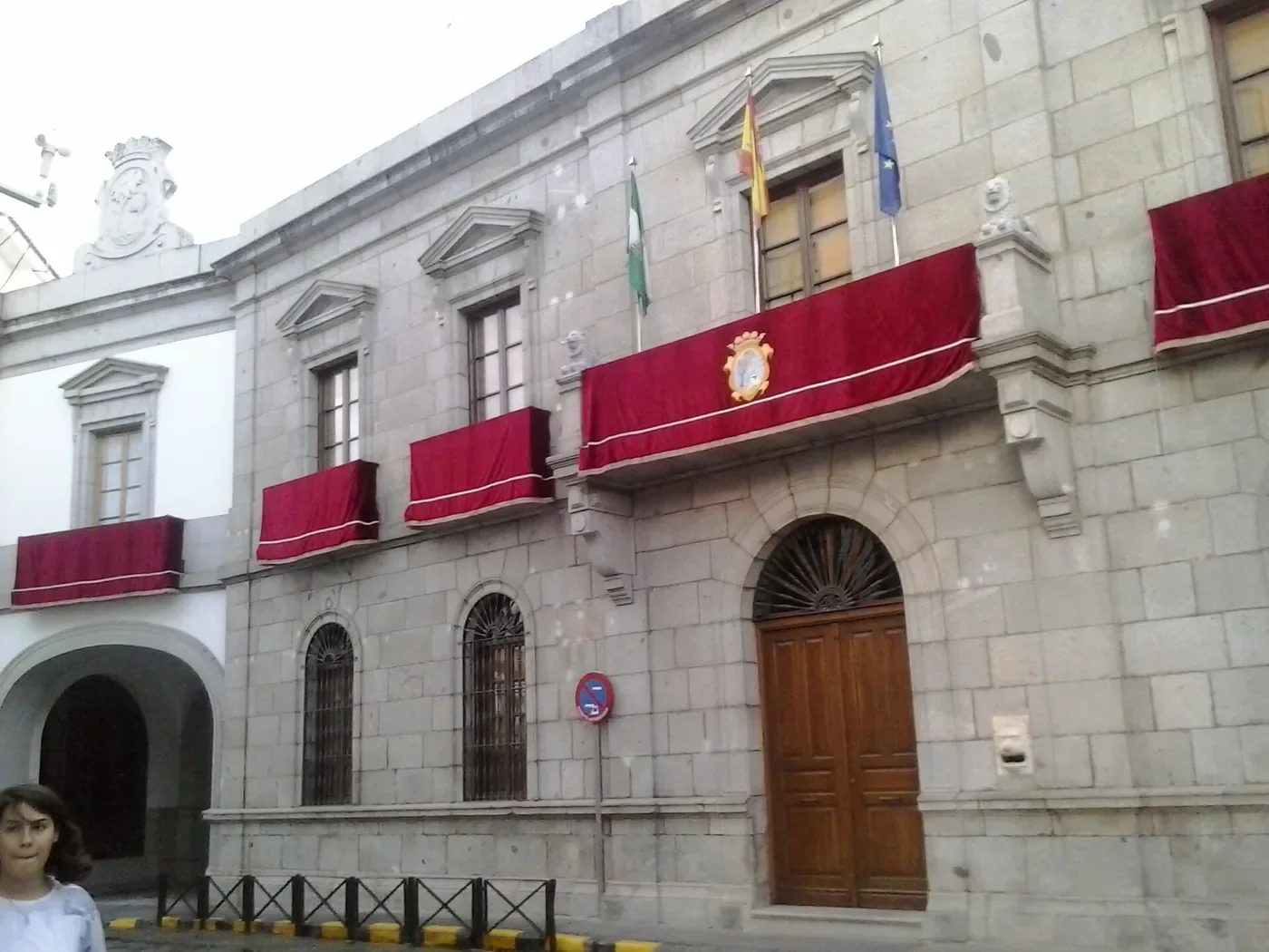 Ayuntamiento de Pozoblanco con balcones de terciopelo rojo