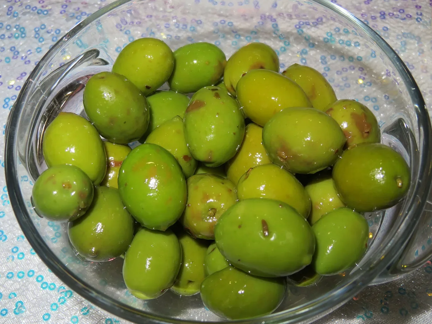 Cuenco de aceitunas aliñadas
