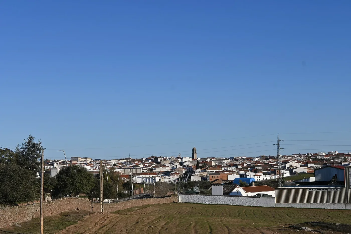 Panorámica de Villanueva de Córdoba con el campo en primer plano