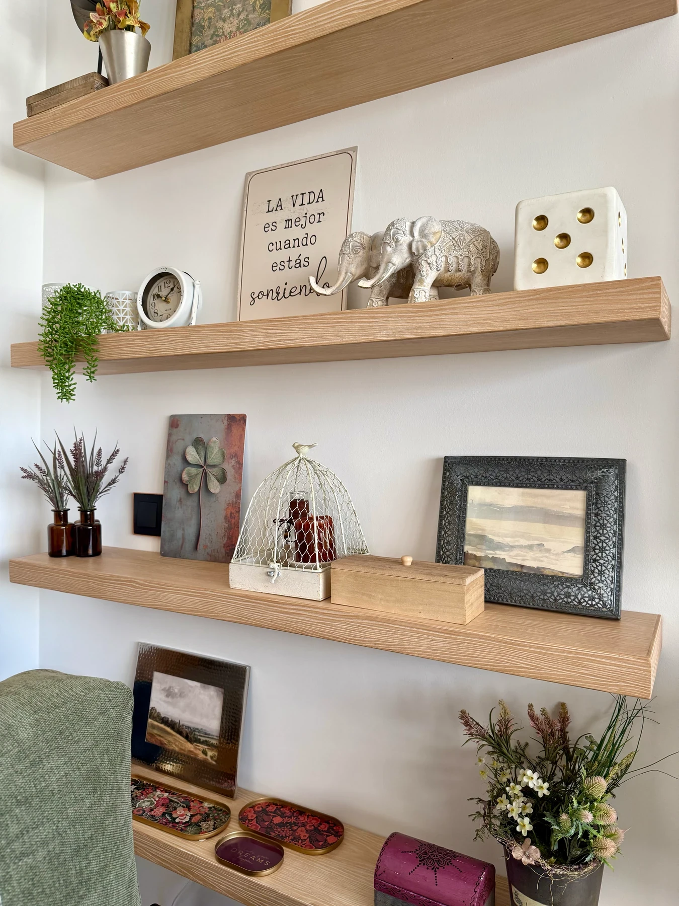 Étagères du salon avec objets décoratifs