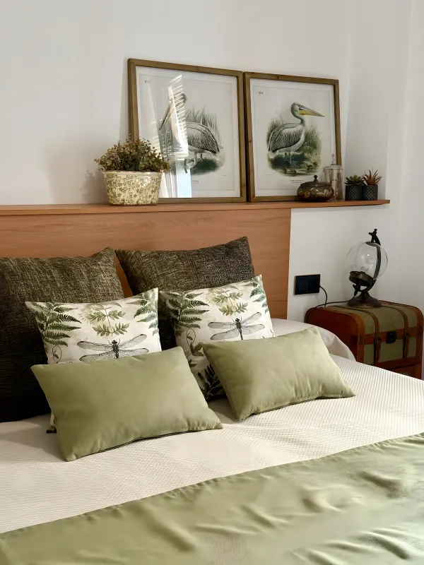 Habitación 1 con cojines estampados de helechos