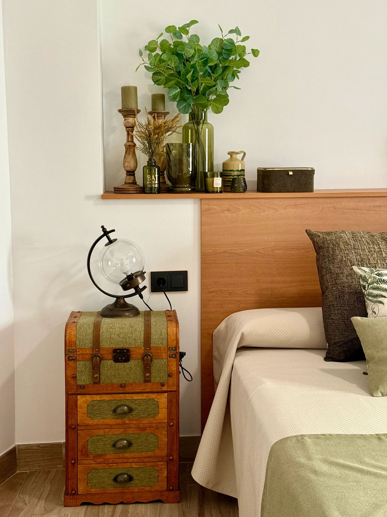 Table de chevet en forme de malle et lampe globe