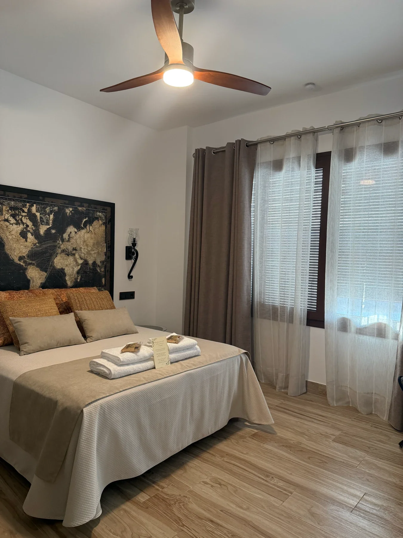 Chambre 2 avec planisphère doré au-dessus de la tête de lit