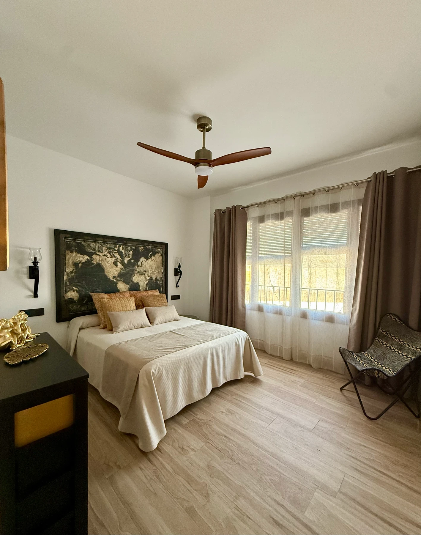 Chambre 2 avec ventilateur et fauteuil