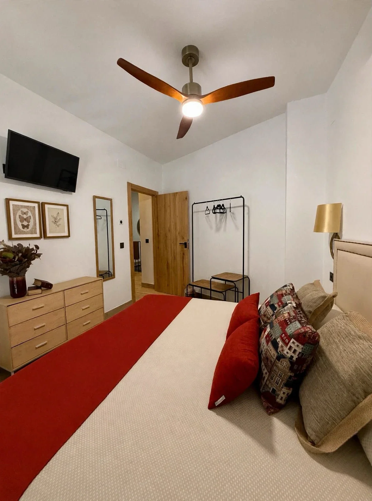 Chambre 3 avec couvre-lit rouge et tête de lit beige