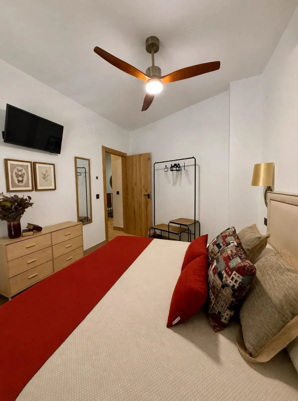 Chambre 3 avec couvre-lit rouge et tête de lit beige