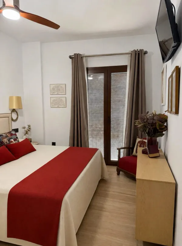 Habitación 3 con ventana y butaca