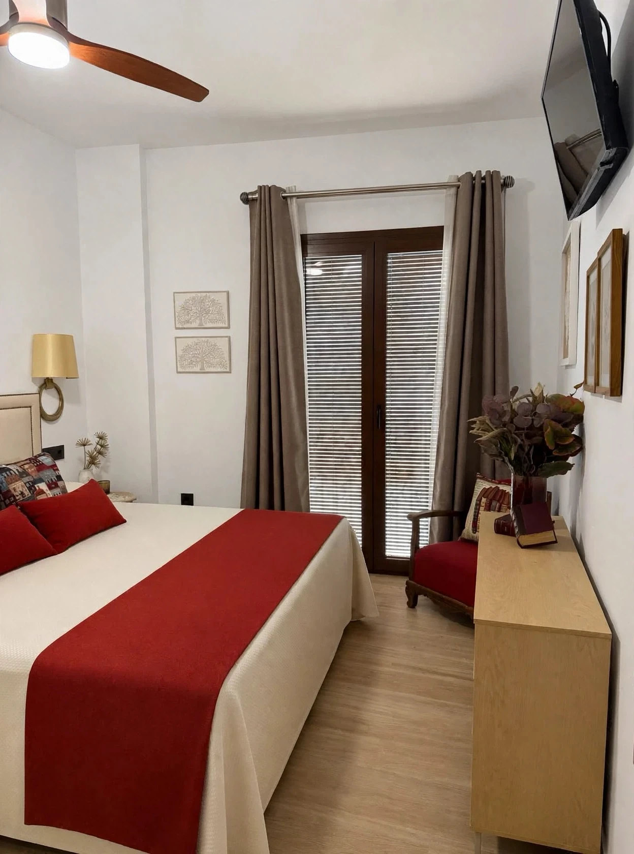 Chambre 3 avec fenêtre et fauteuil