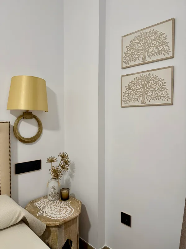 Aplique dorado y cuadros de la habitación 3