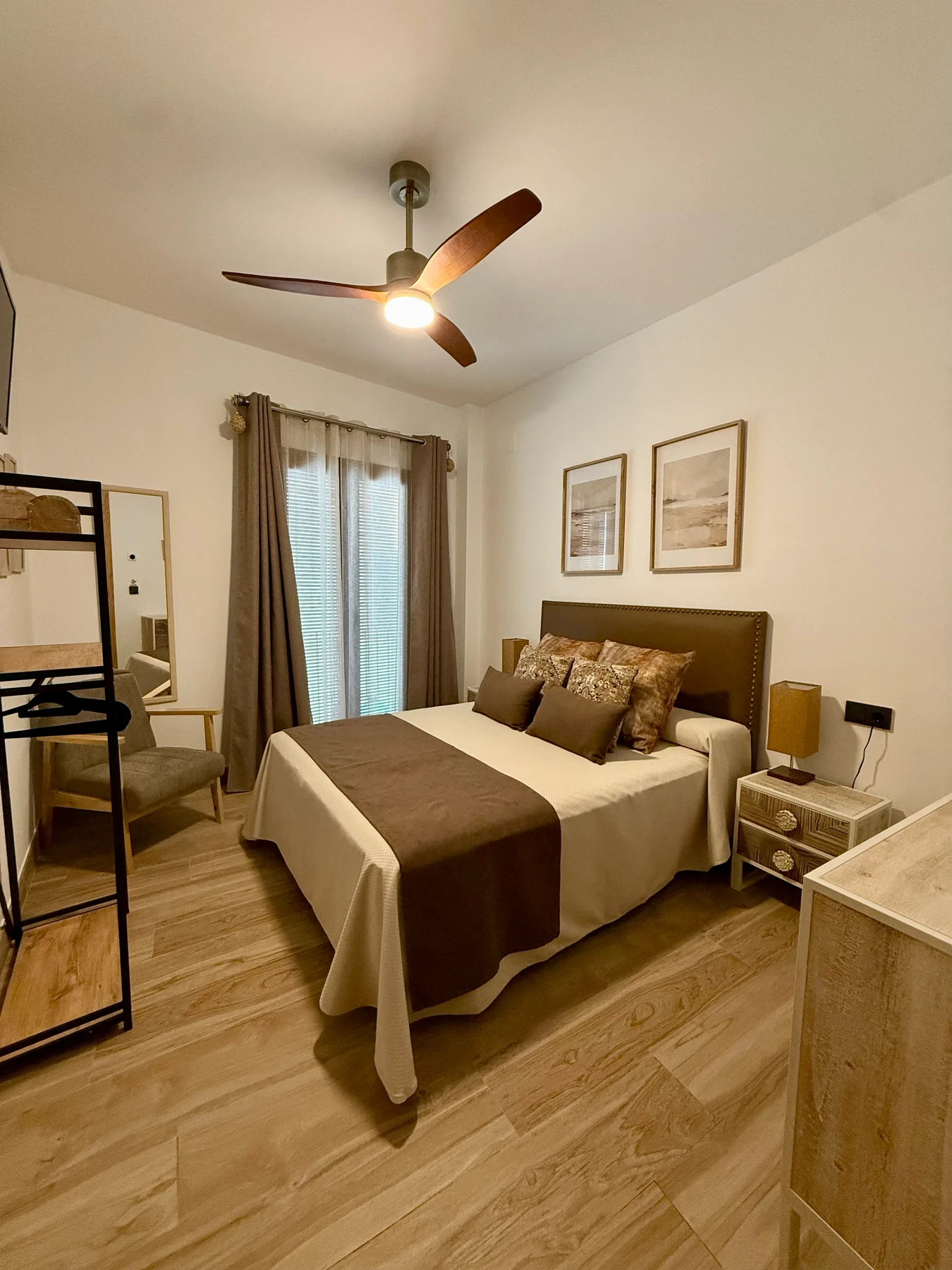 Chambre 4 avec tête de lit et chemin de lit marron
