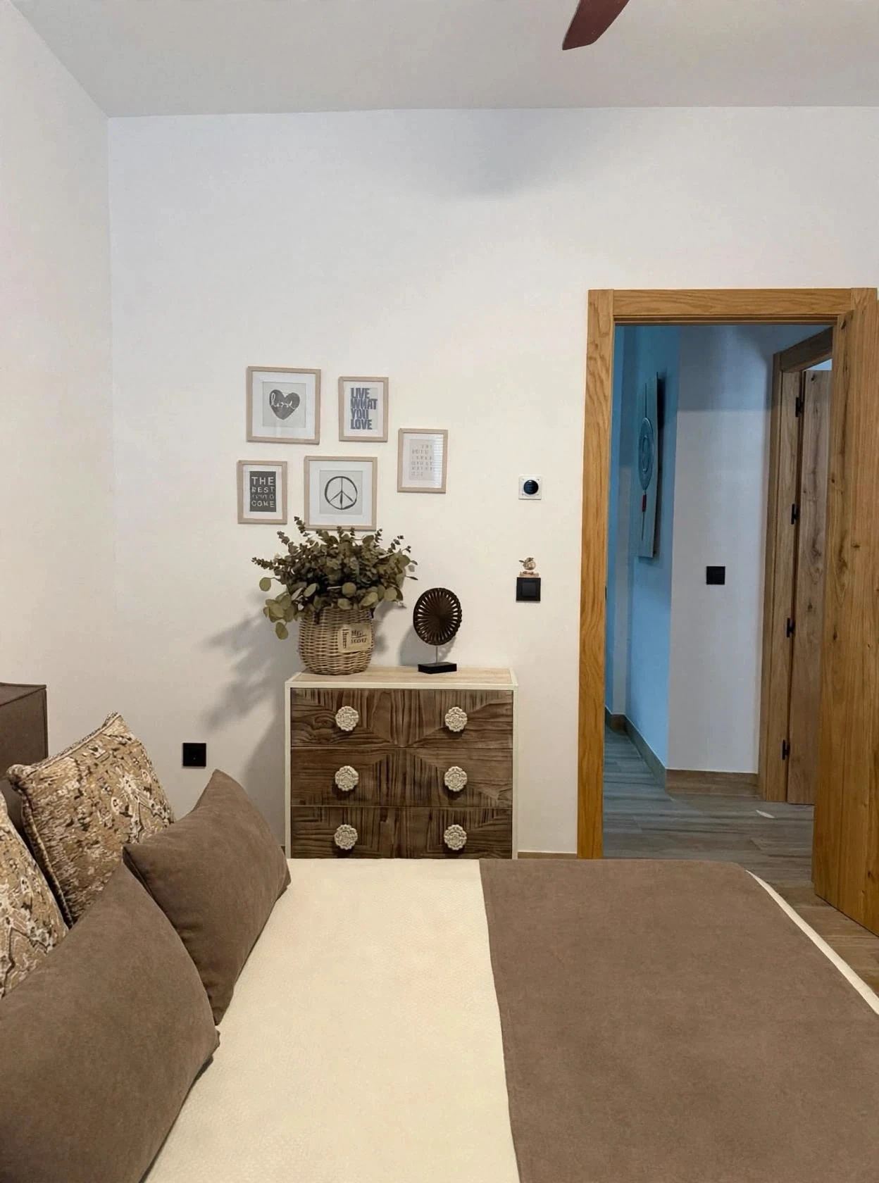 Chambre 4 avec commode et porte vers le couloir