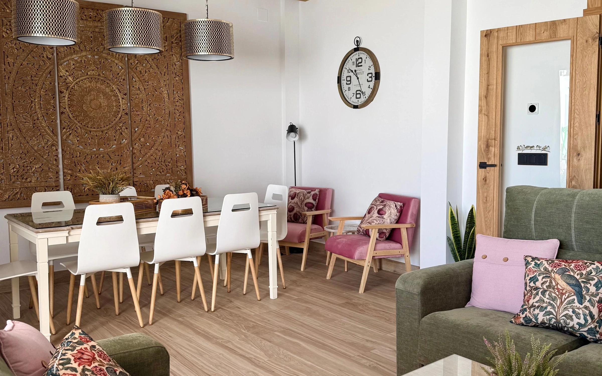 Salle à manger avec panneau sculpté et fauteuils roses