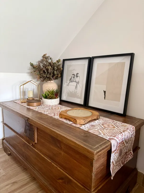 Sillón de lectura con lámpara de latón