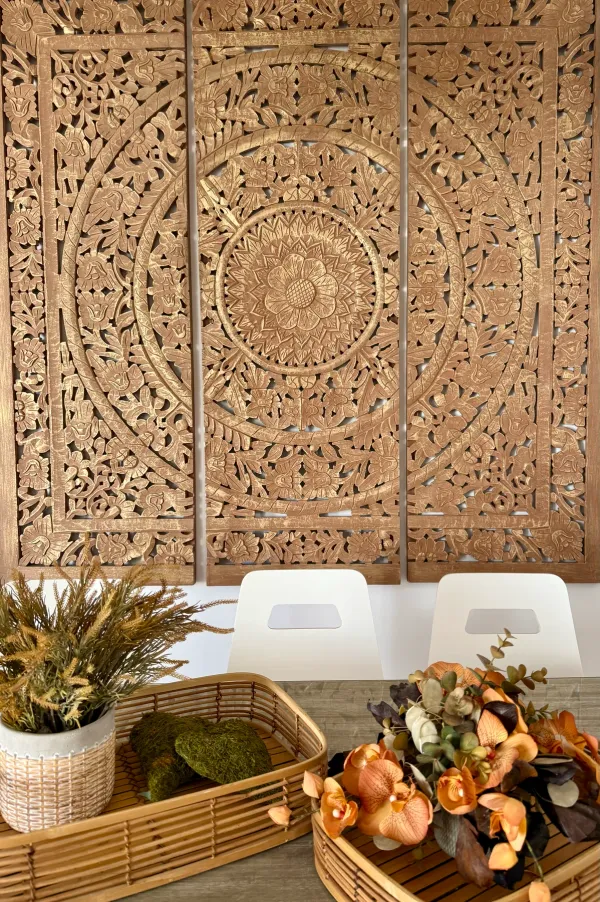 Detalle del panel de madera tallada del comedor