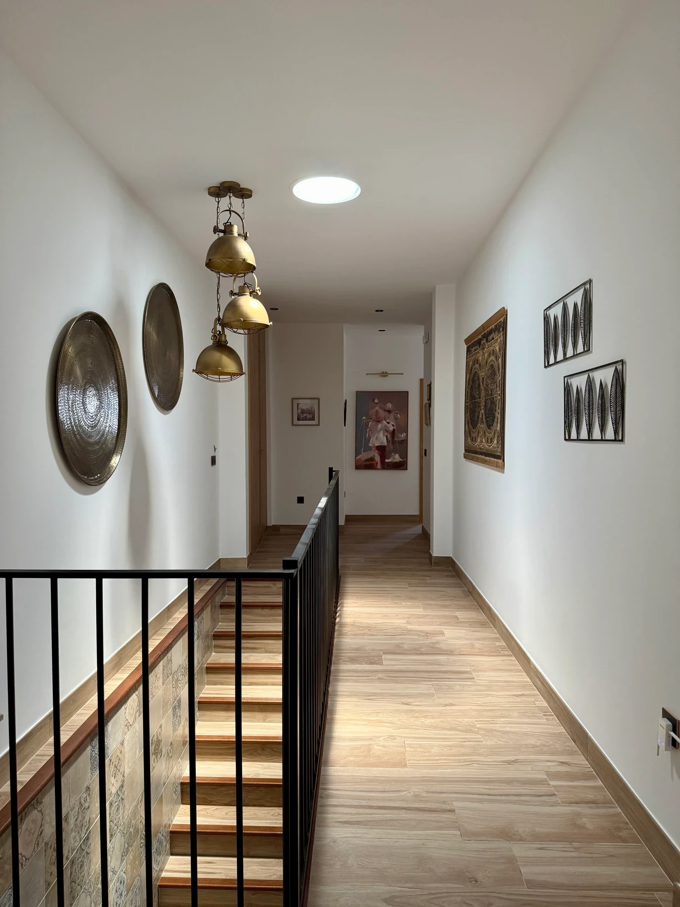 Couloir de l’étage avec rampe noire