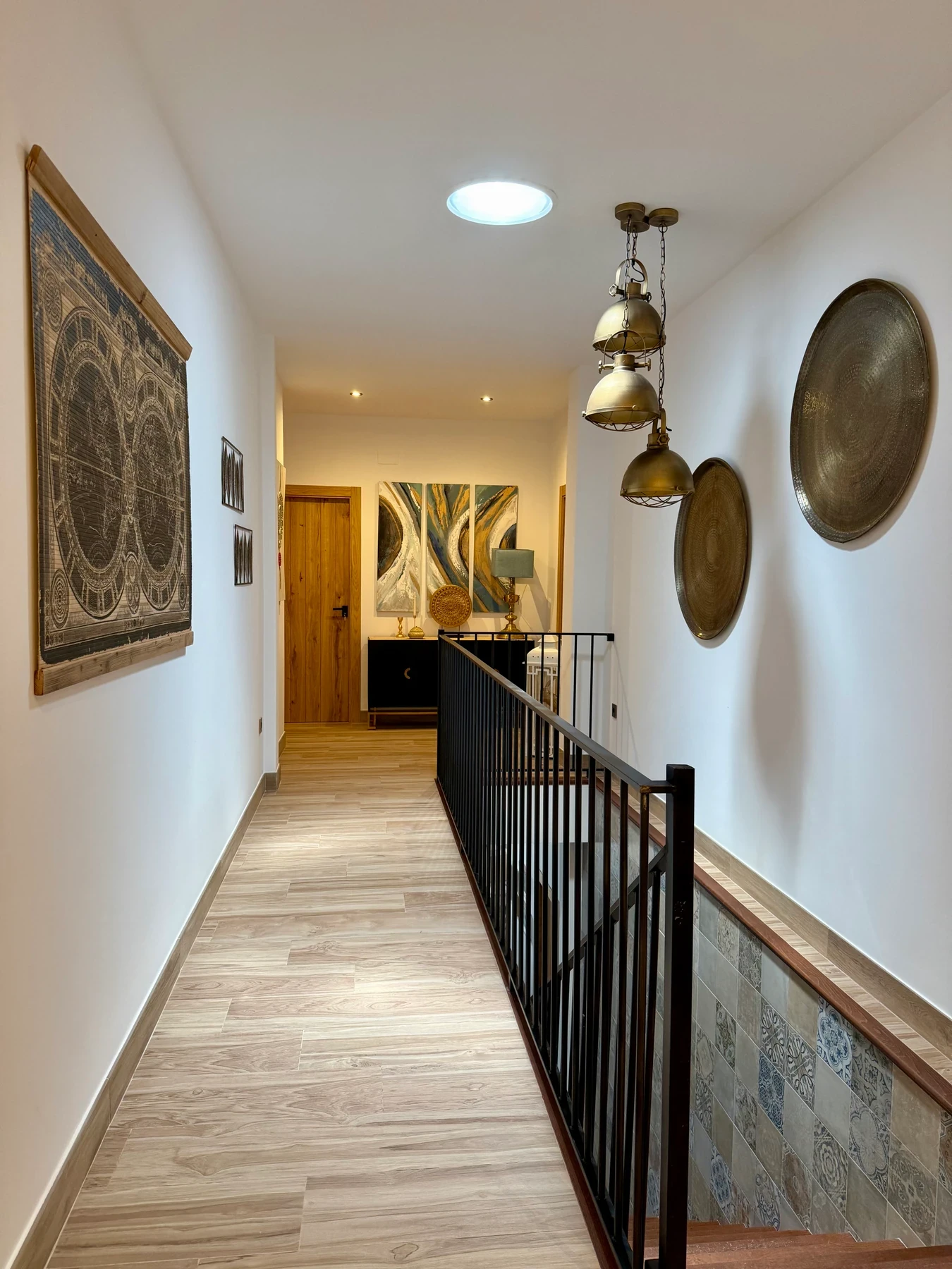 Couloir avec carte ancienne et appliques en laiton