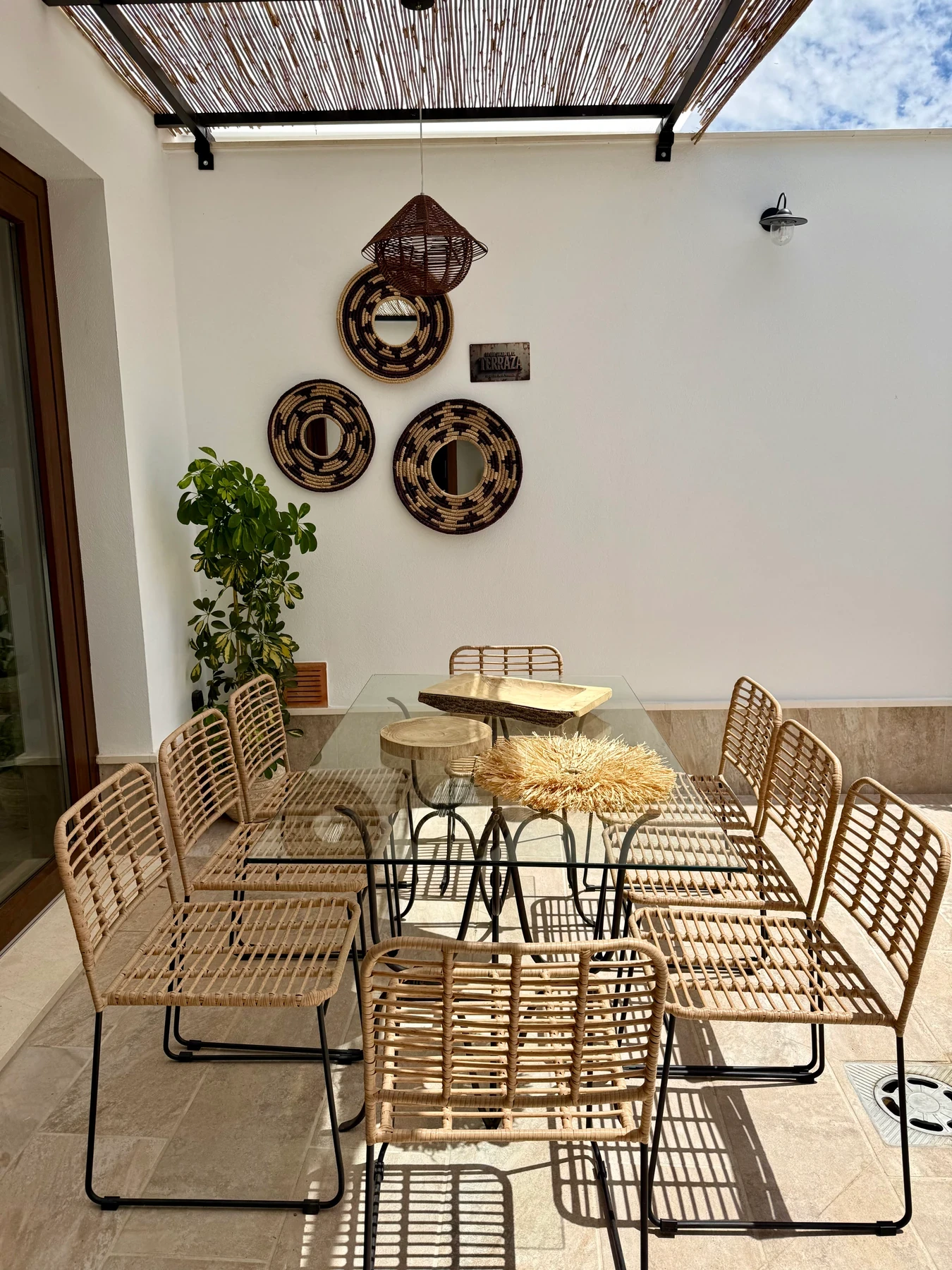 Table du patio dressée pour le repas