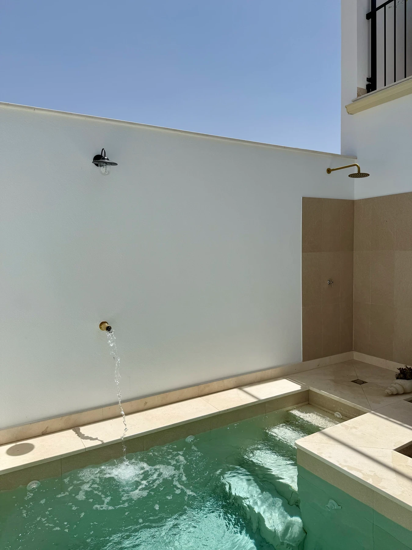 Jet d’eau tombant dans la piscine