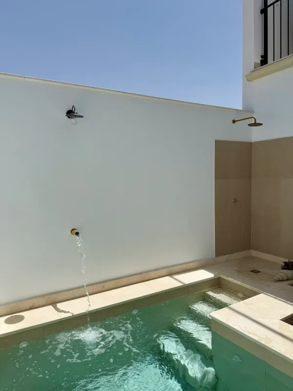Chorro de agua cayendo en la piscina