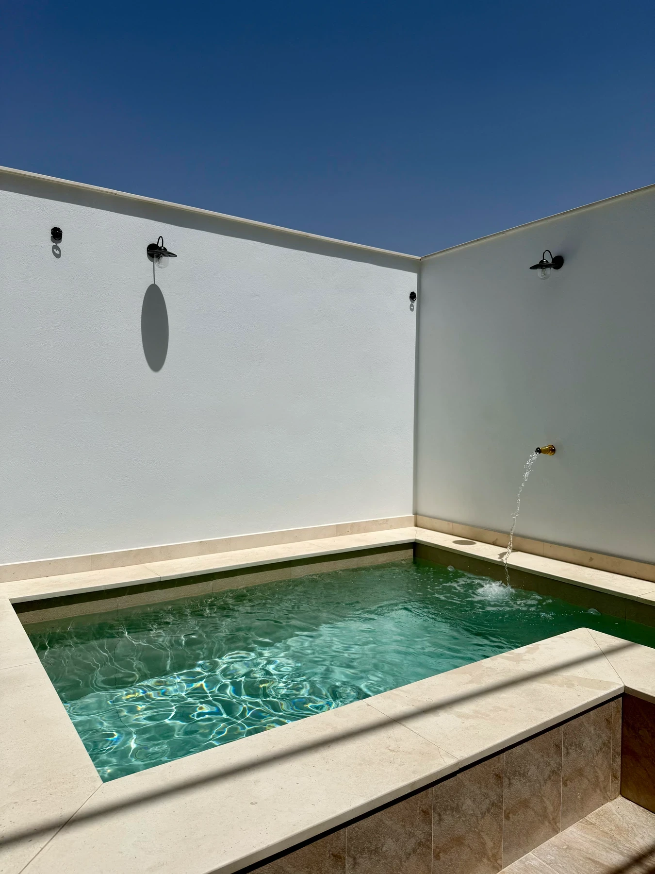 Piscine du patio à l’eau turquoise