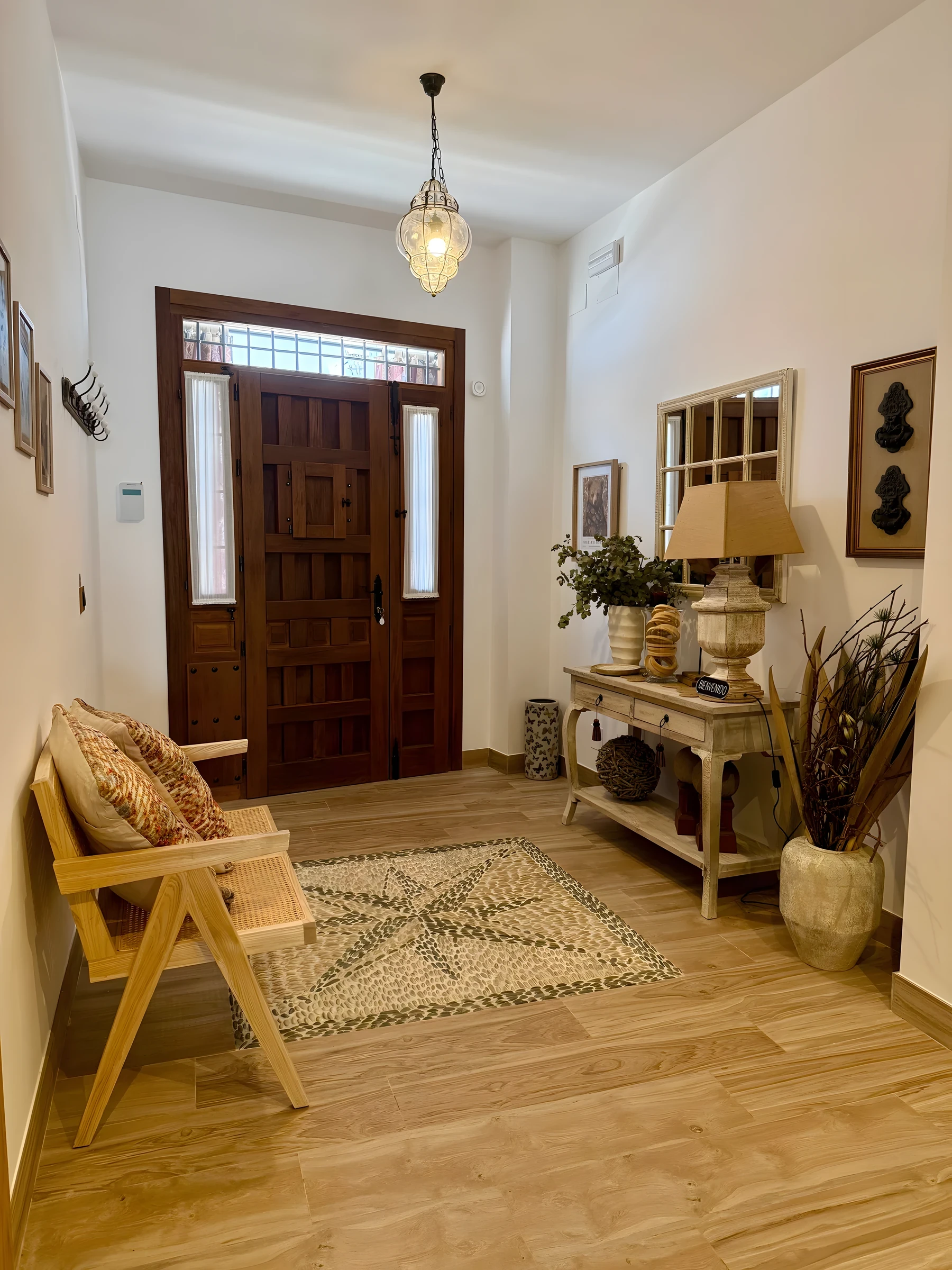 Entrée avec console, miroir et fauteuil en bois
