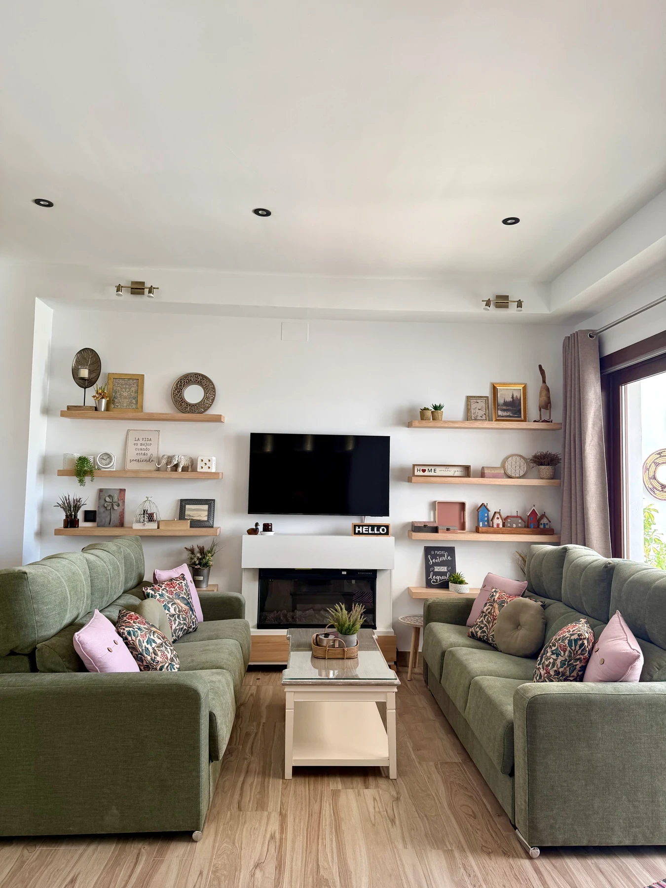Salon avec étagères en bois et cheminée