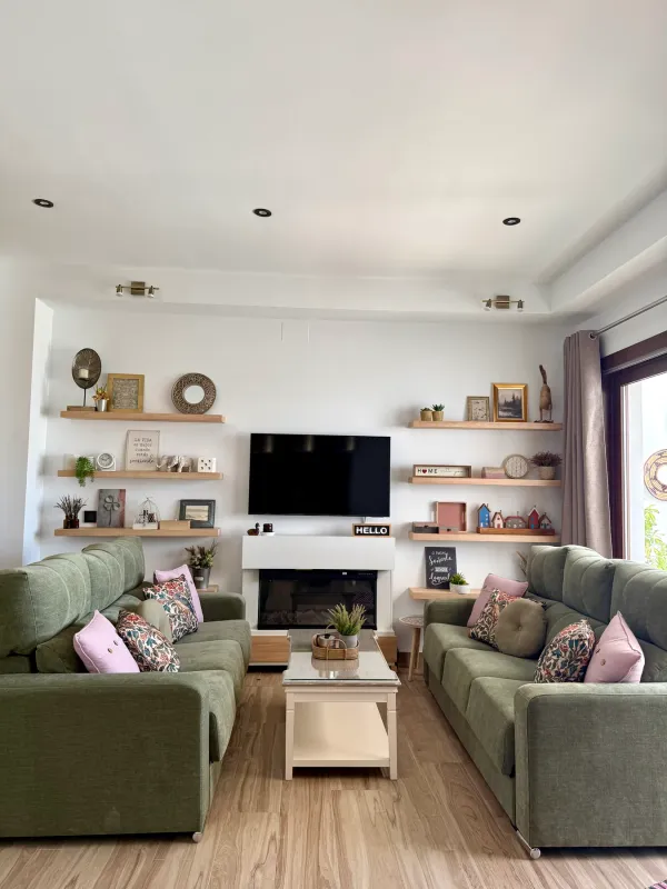 Salón con estanterías de madera y chimenea